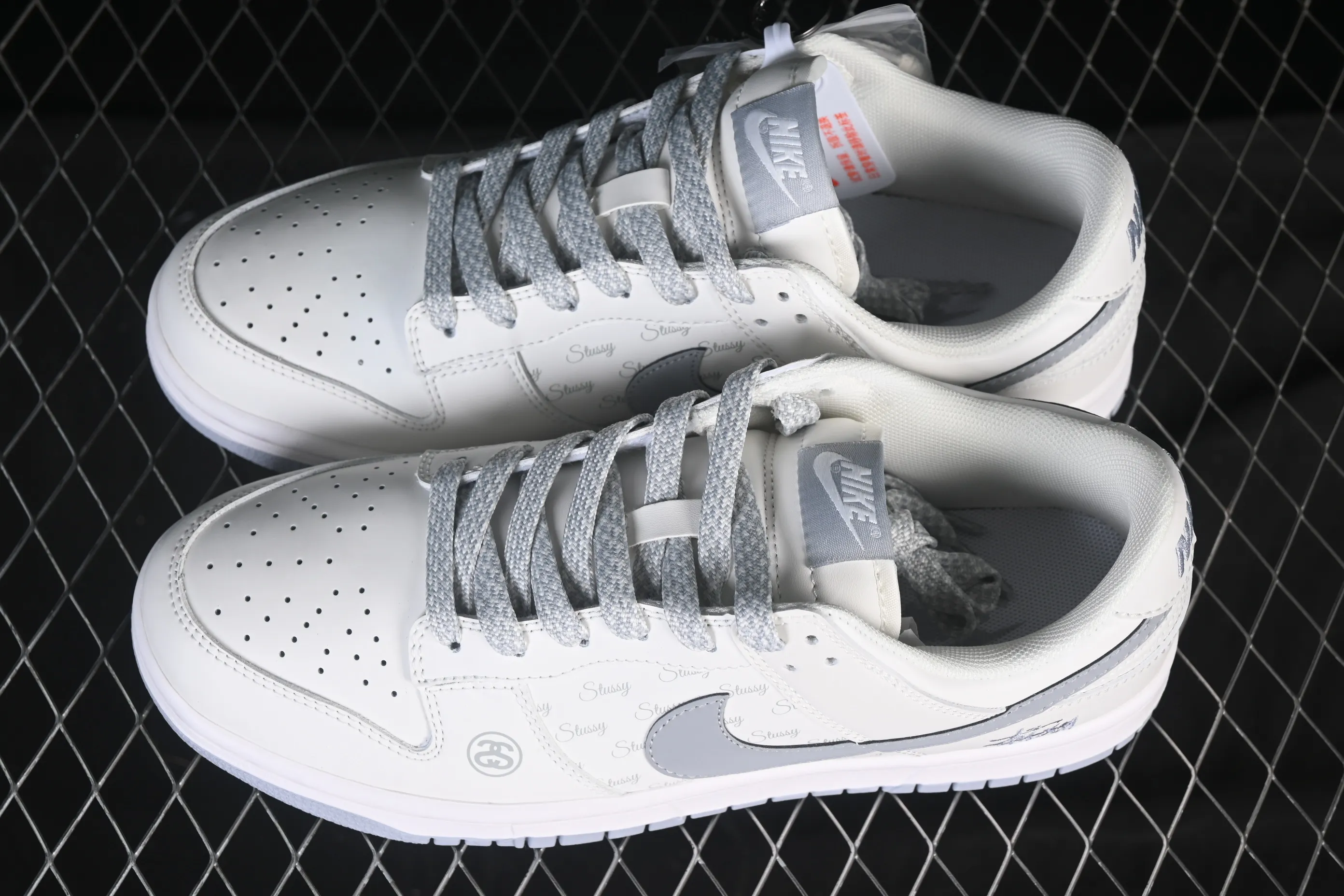 All categories Nk SB Dunk Series Nk SB Dunk Low High-end customized low-top sneakers Nike SB Dunk Low Stusi co-branded printed gray hook Anniversary high-end customized low-top casual sneakers CS1688-125